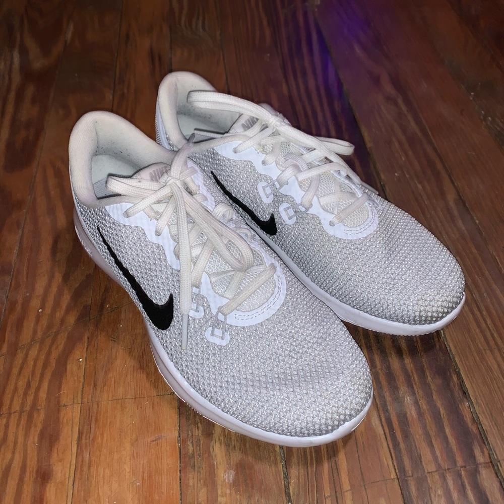 White nike shoes size 6 1/2